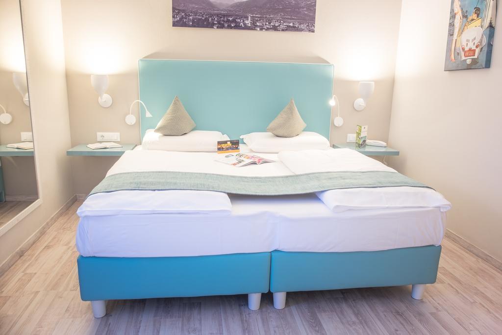 Schlosshof Charme Resort - Hotel & Camping Lana Ngoại thất bức ảnh