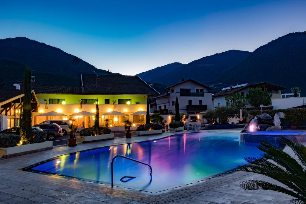 Schlosshof Charme Resort - Hotel & Camping Lana Ngoại thất bức ảnh